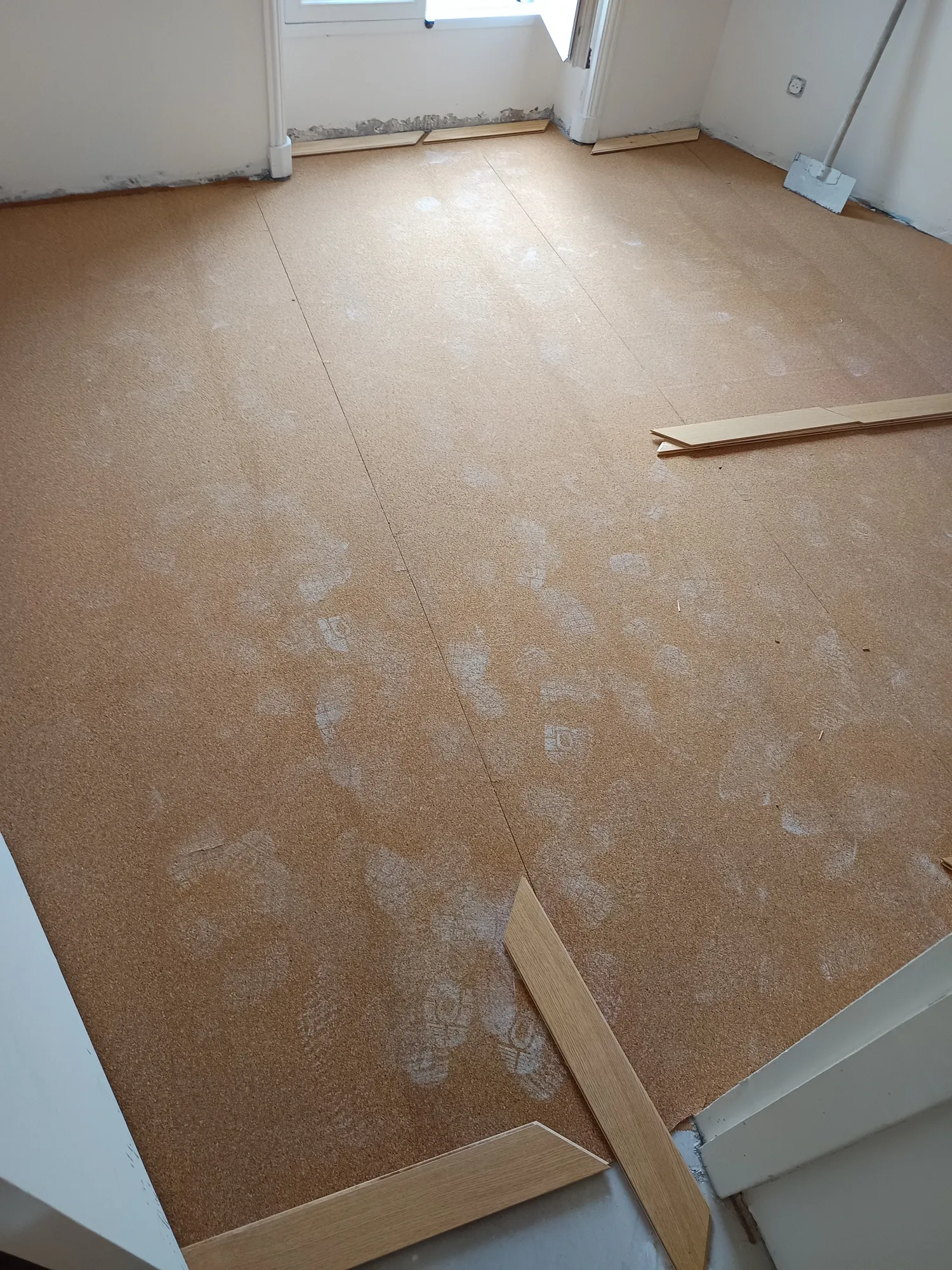 Avant pose parquet chevron — sous-couche liège posée sur sol préparé, appartement Yvelines 78