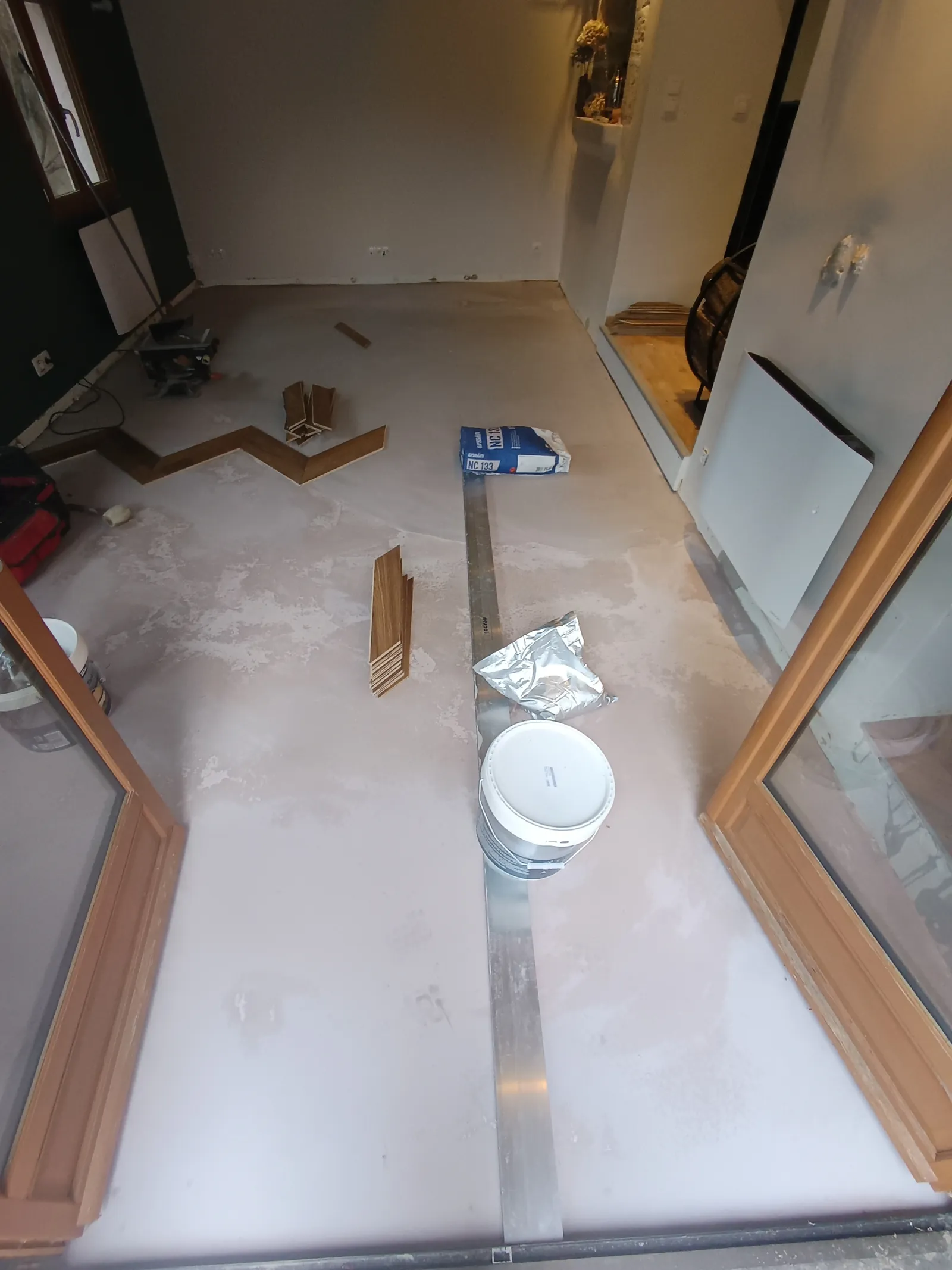 Avant pose parquet point de Hongrie — sol ragréé prêt à recevoir le parquet chêne, chantier Eure 27