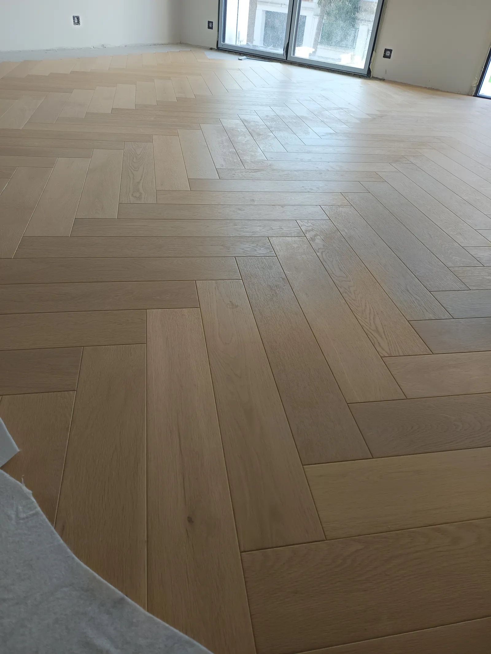 Parquet chevrons grande pièce - Réalisation professionnelle par Mur Sol