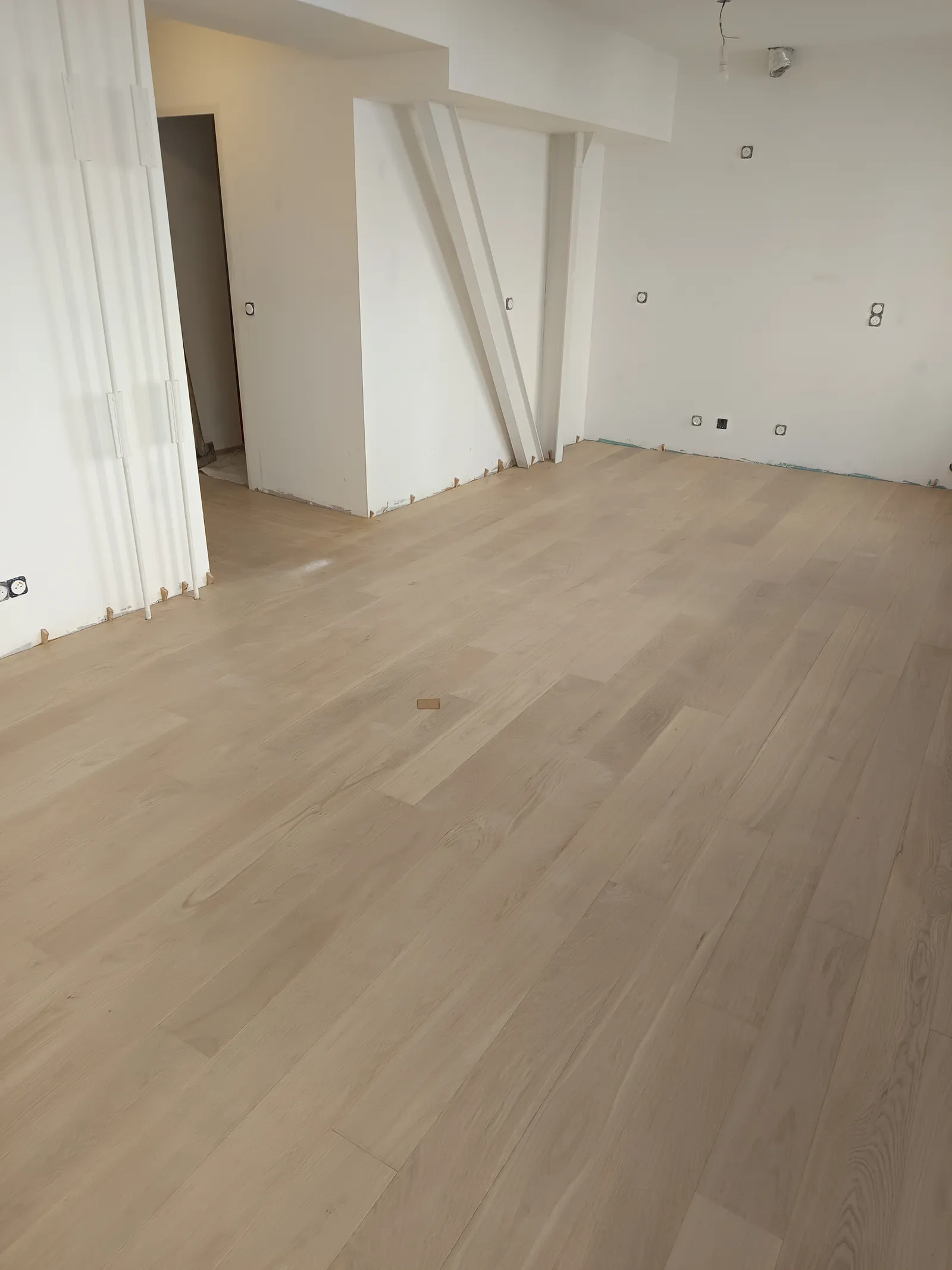 Après rénovation parquet chêne clair huilé blanc — salon moderne Yvelines 78
