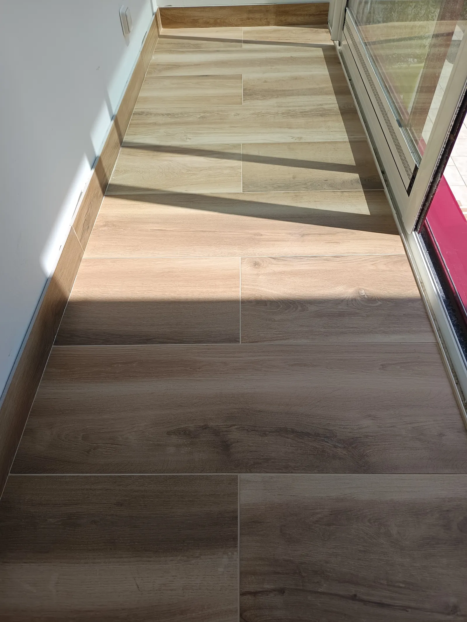 Terrasse carrelage moderne - Réalisation professionnelle par Mur Sol