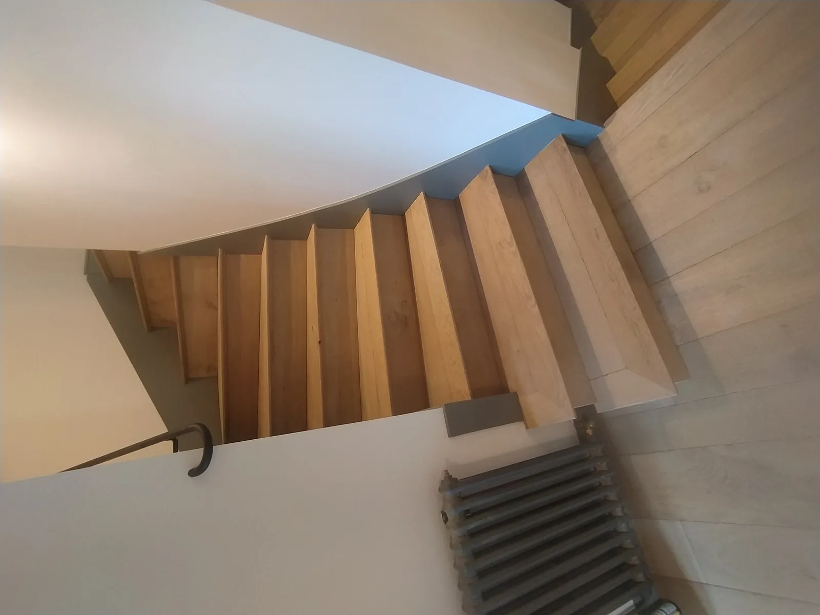 Habillage escalier terminé moderne - Réalisation professionnelle par Mur Sol