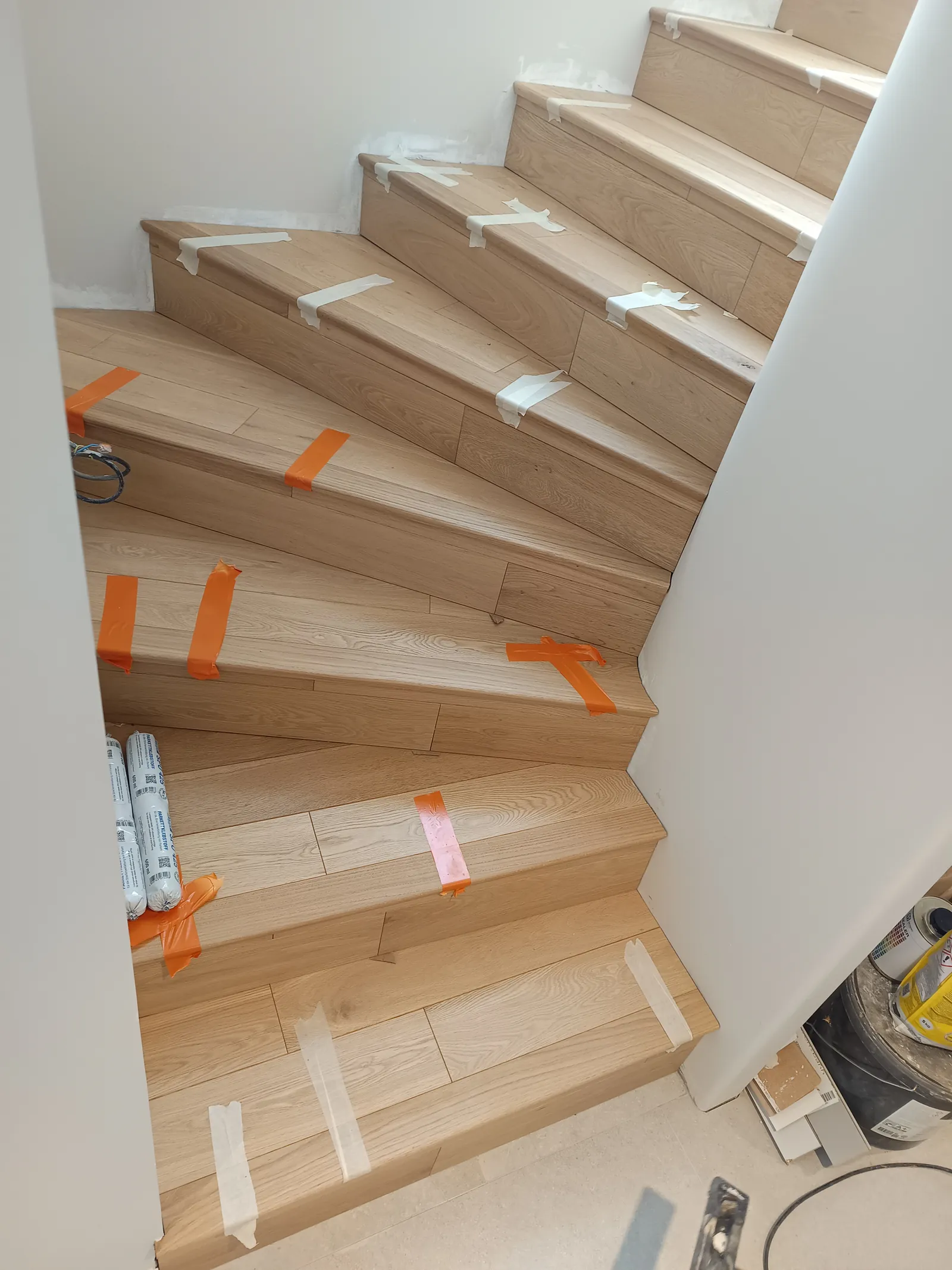 Habillage escalier en cours - Réalisation professionnelle par Mur Sol