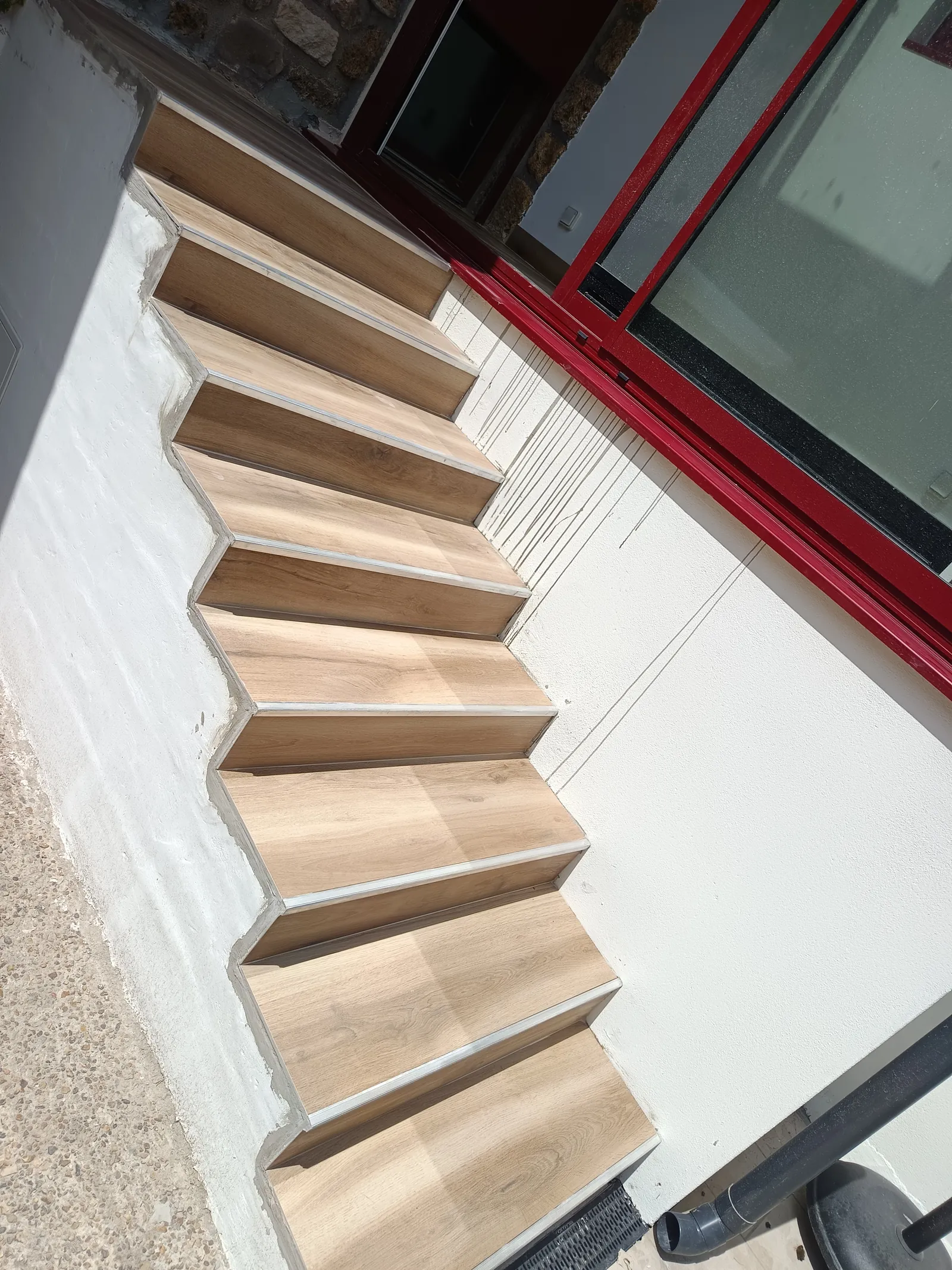 Après habillage escalier extérieur en carrelage grès cérame imitation parquet chêne — Yvelines 78