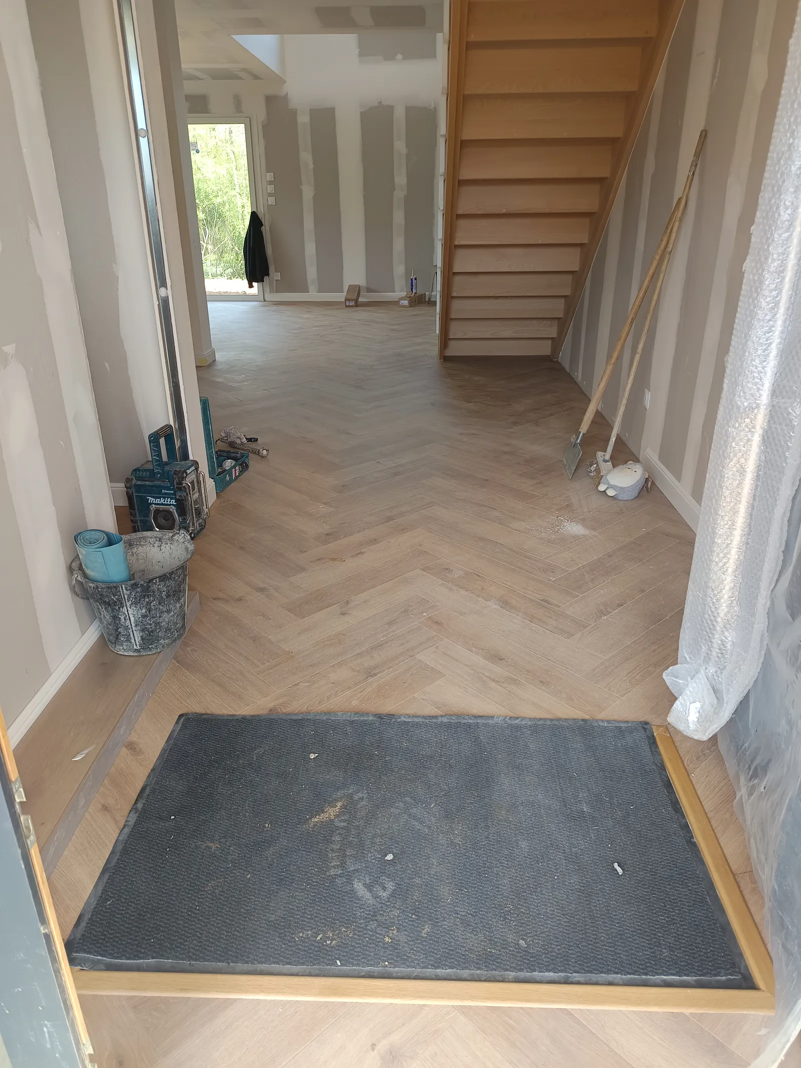 Après pose parquet chevron chêne clair dans un salon — rénovation Mur Sol Yvelines 78