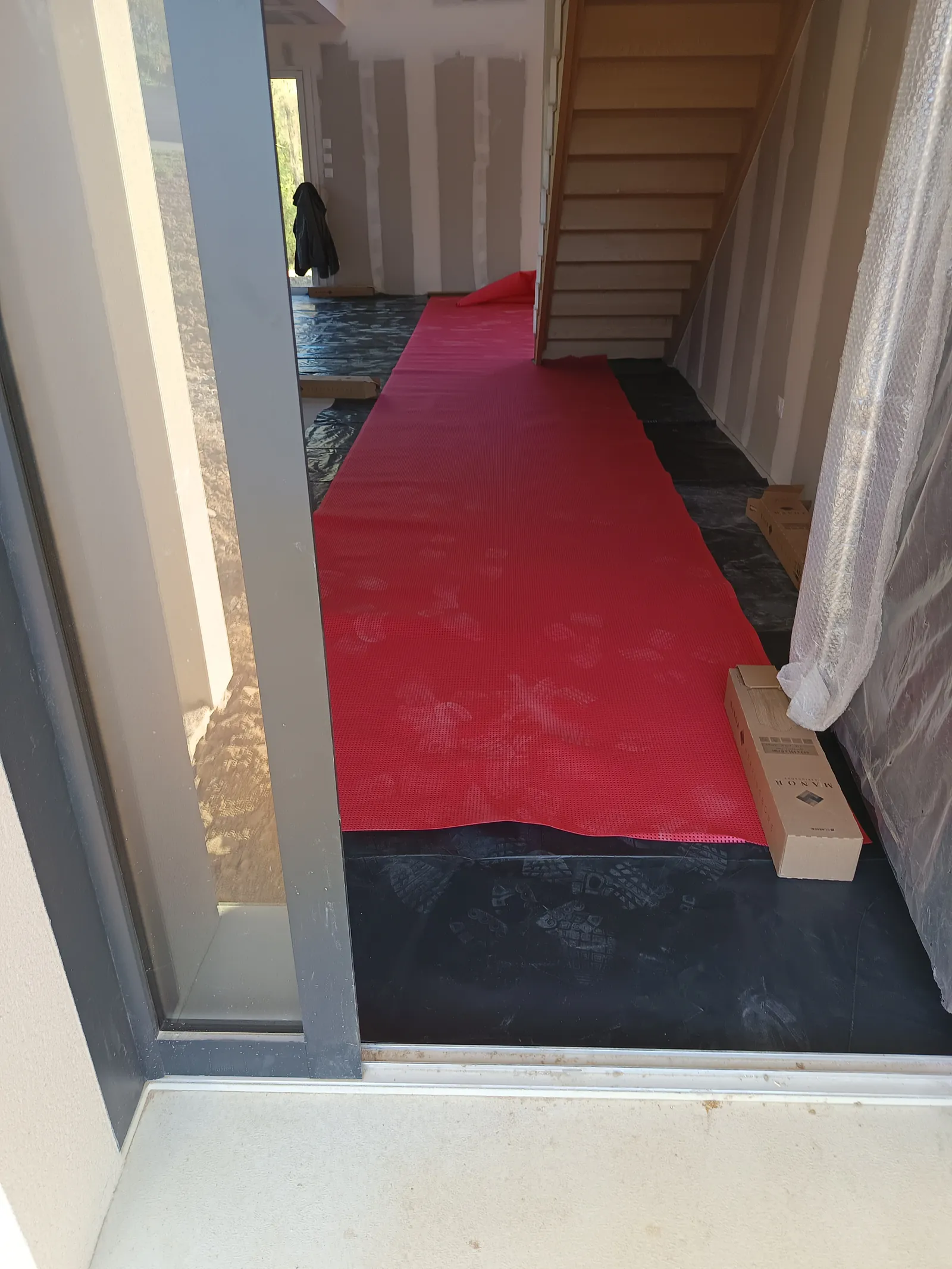 Avant pose parquet chevron chêne — préparation du sol avec protection et ragréage dans une maison des Yvelines
