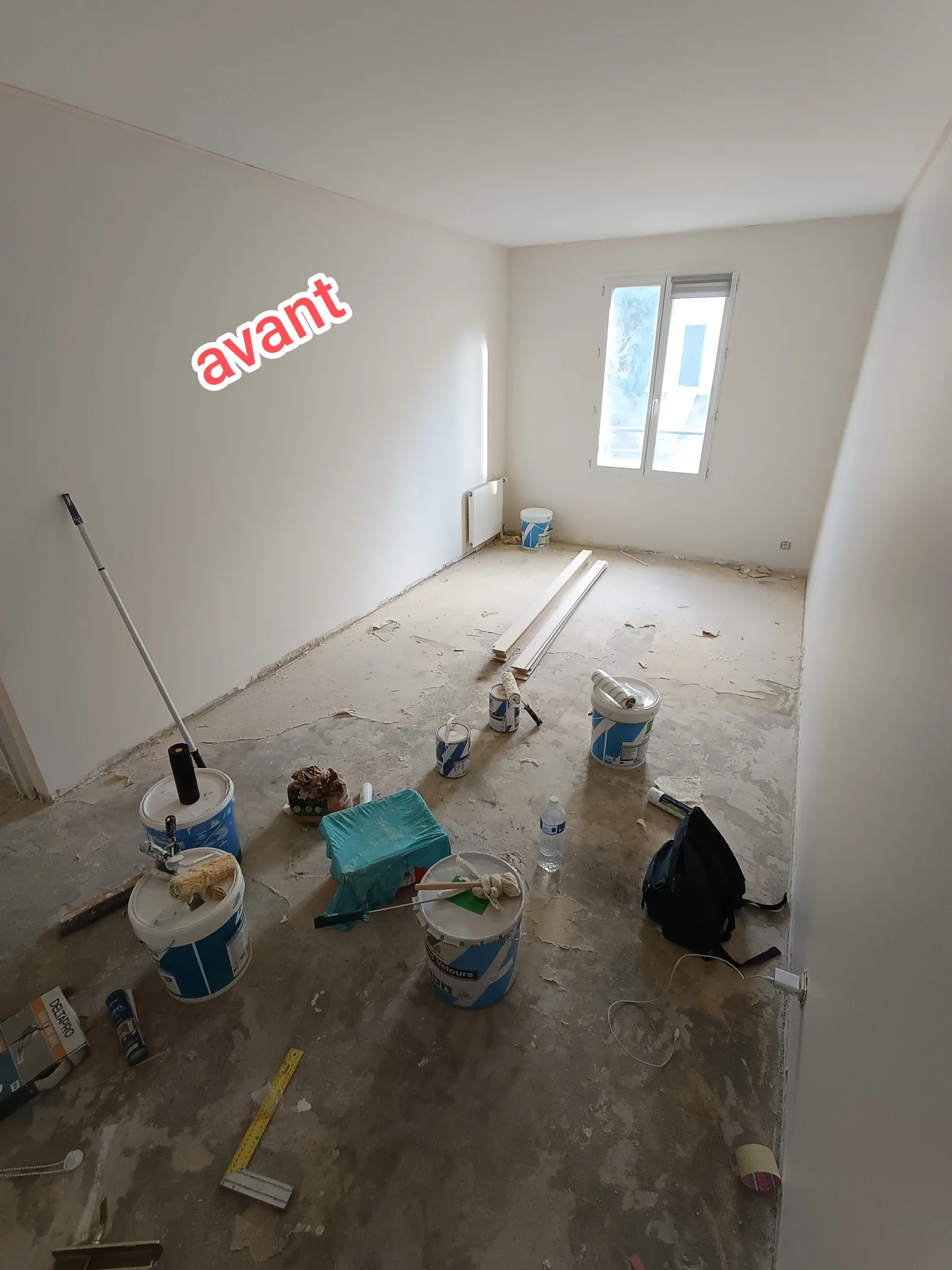 Avant rénovation chambre — sol abîmé et chantier de peinture en cours, appartement Eure 27