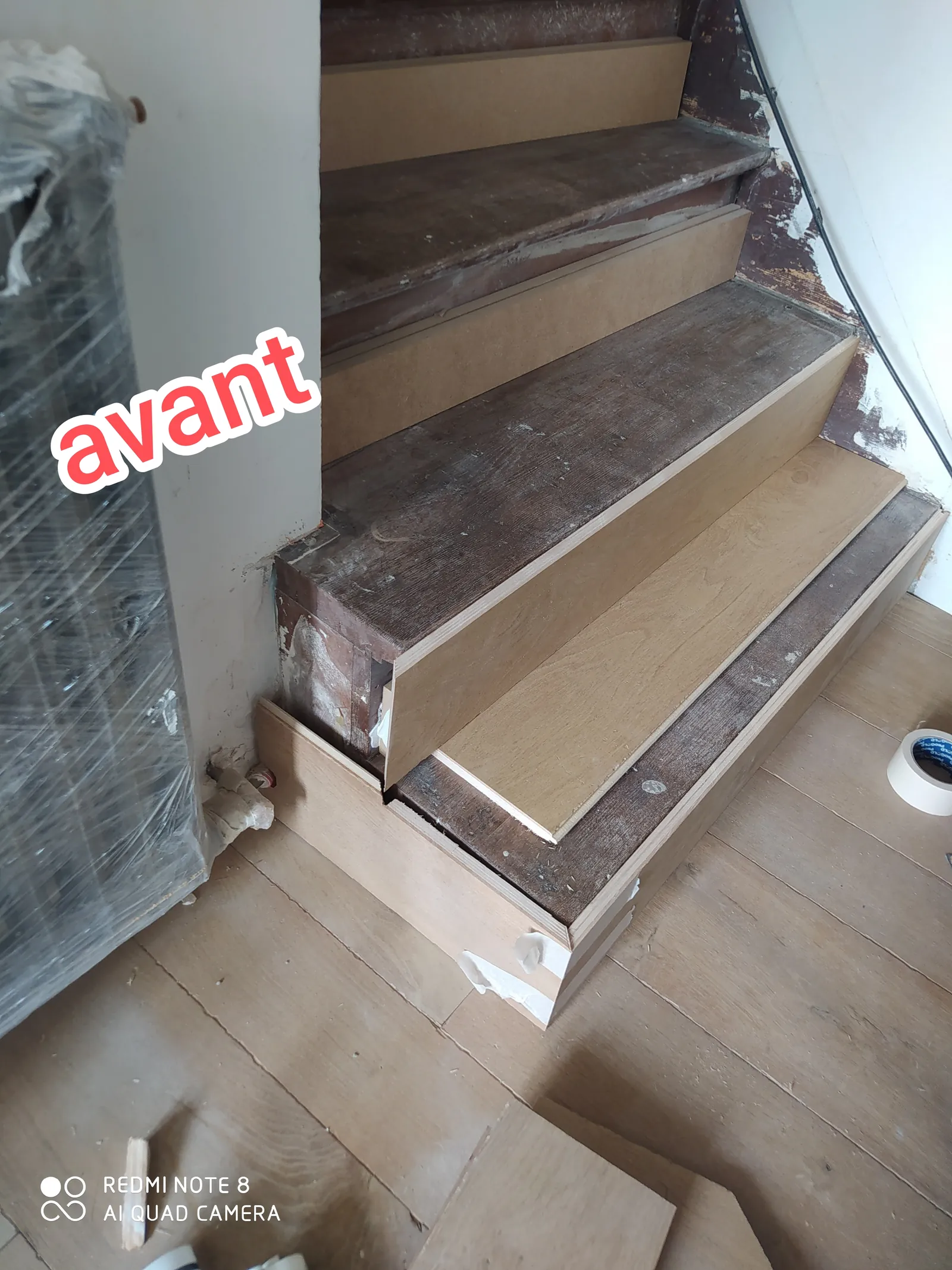 Avant habillage escalier — ancien revêtement abîmé avec dépose en cours, maison Eure 27
