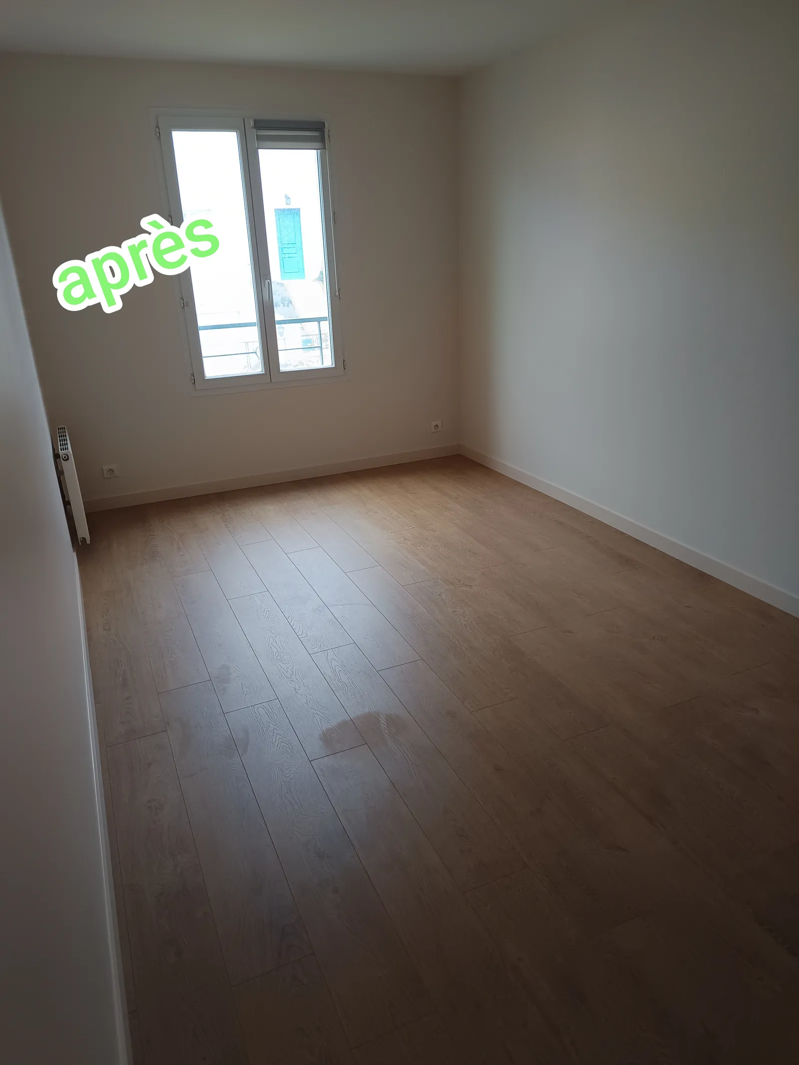 Après rénovation chambre avec peinture velours et parquet stratifié chêne clair — appartement Eure 27