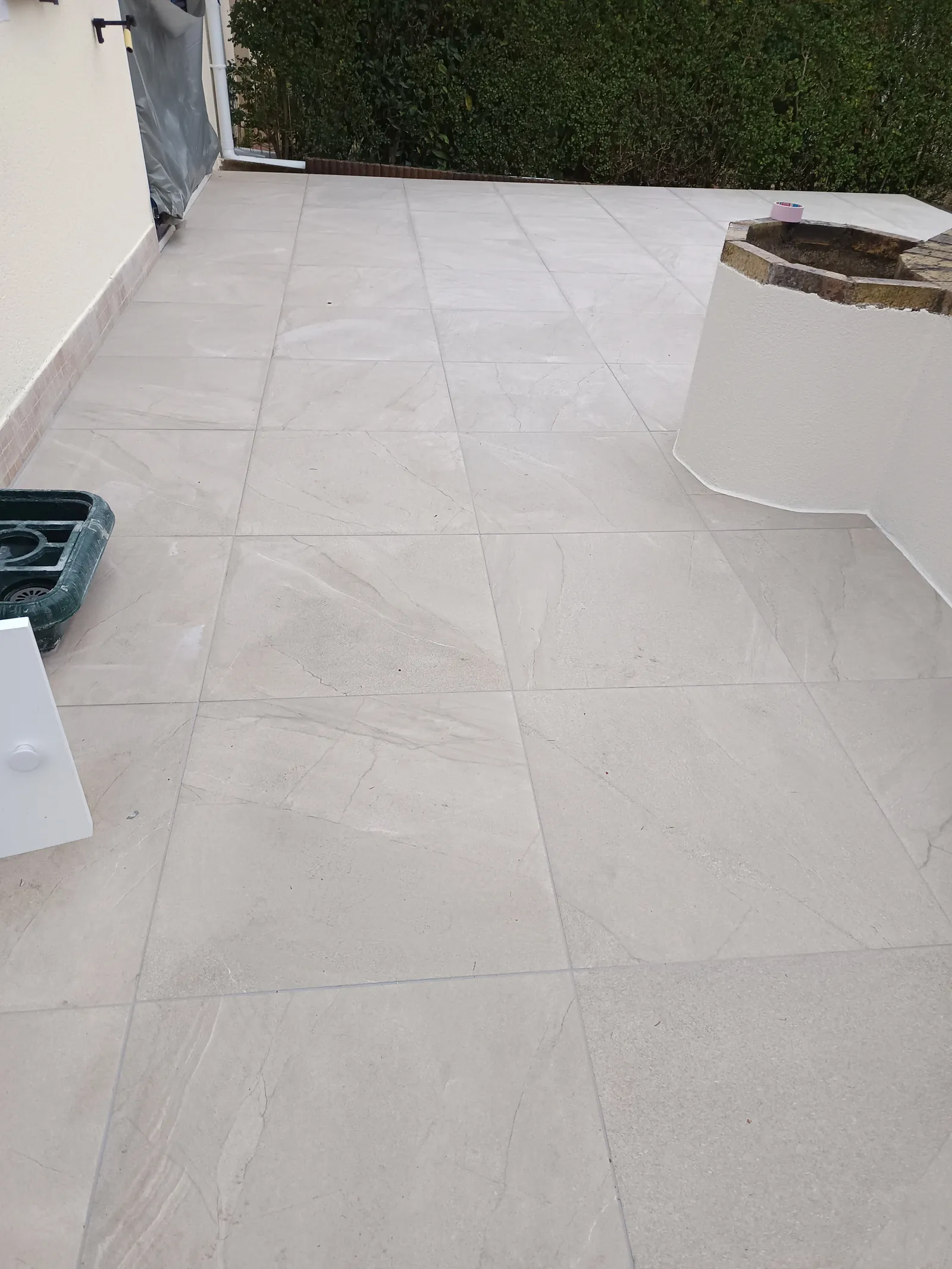 Terrasse carrelage grand format - Réalisation professionnelle par Mur Sol